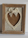 Cornice Portafoto Provenzale Cuore – Legno, Stoffa e Pizzo