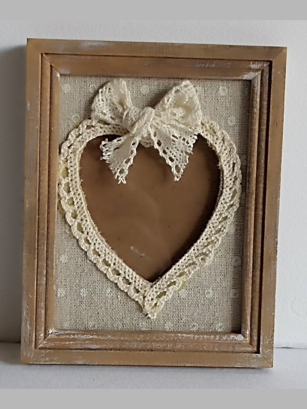 Cornice Portafoto Provenzale Cuore – Legno, Stoffa e Pizzo