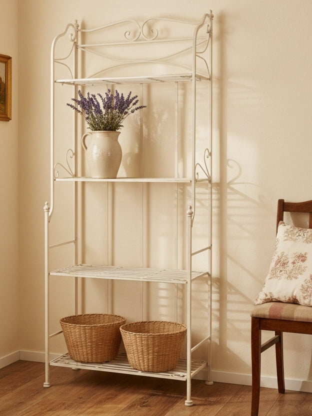 "Étagère in ferro battuto bianco shabby chic ambientata in soggiorno stile Provenzale con lavanda e cesti in vimini"