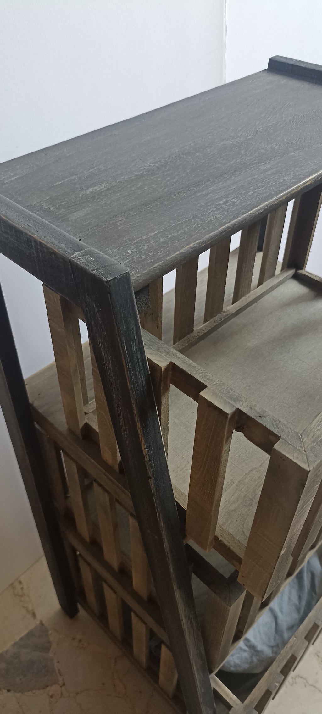 Cassettiera in legno svasata tre cassetti