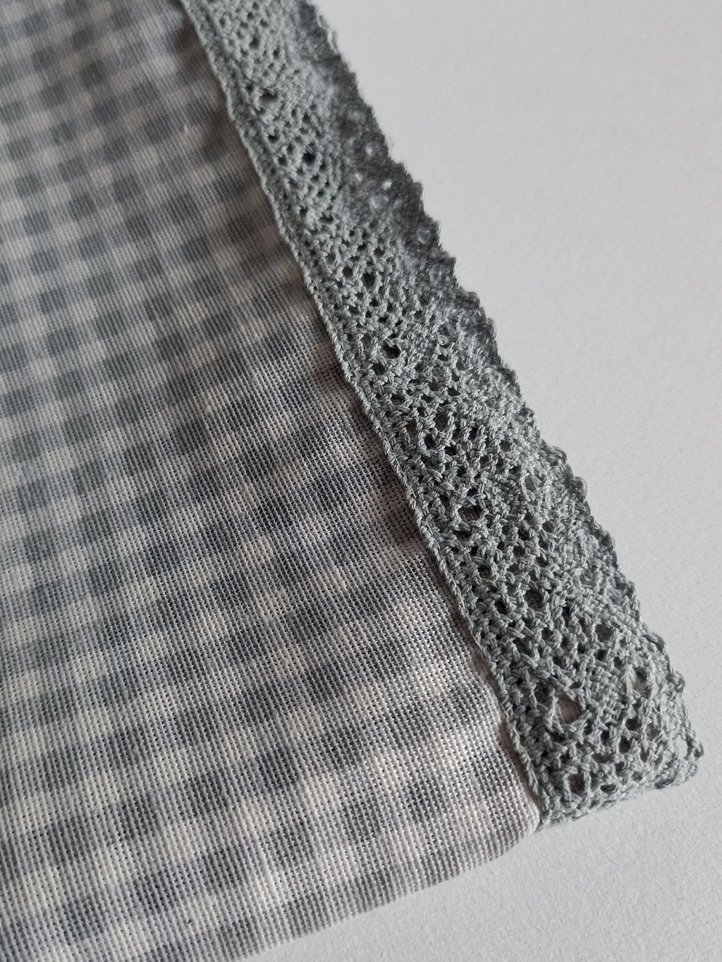Runner grigio con pizzo