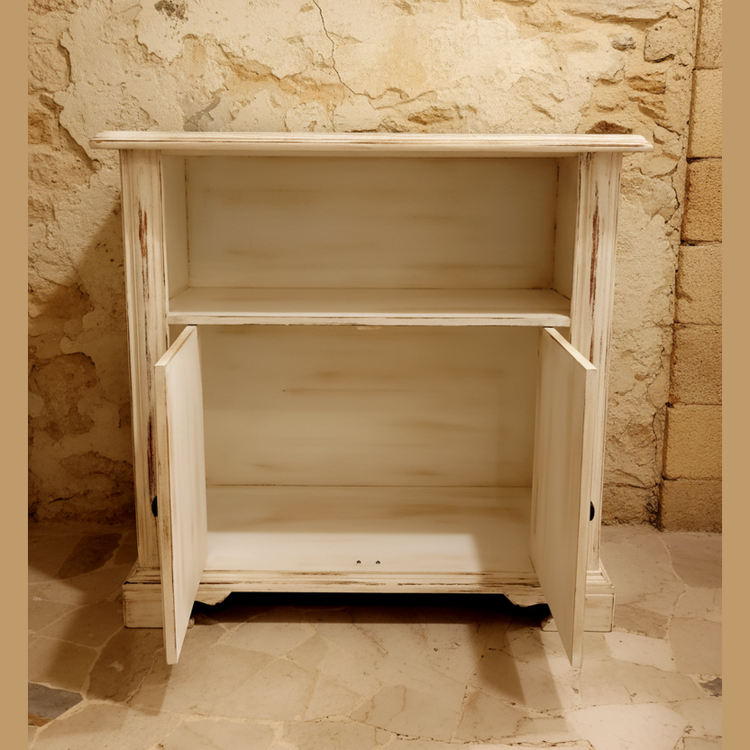 Credenzino provenzale shabby chic con entrambe le ante aperte vista frontale dell'interno