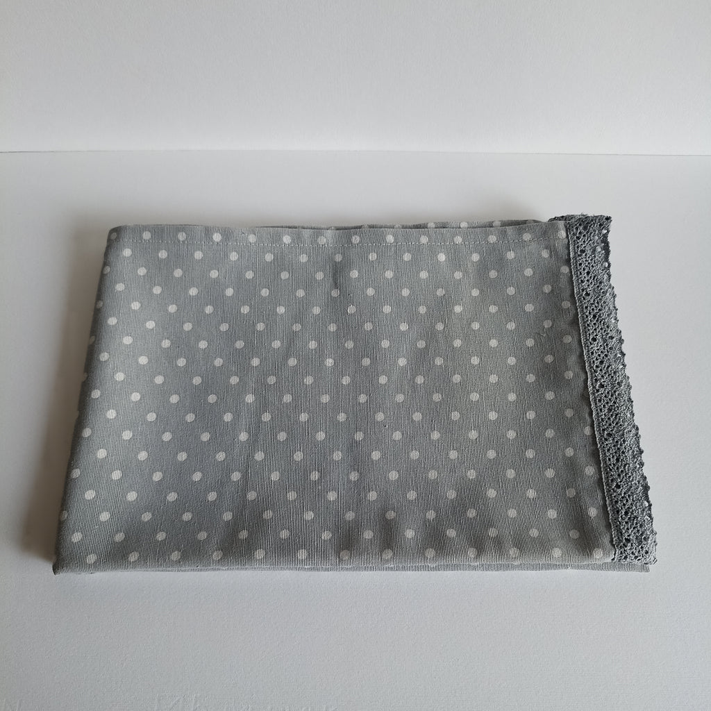 Runner grigio a pois con pizzo