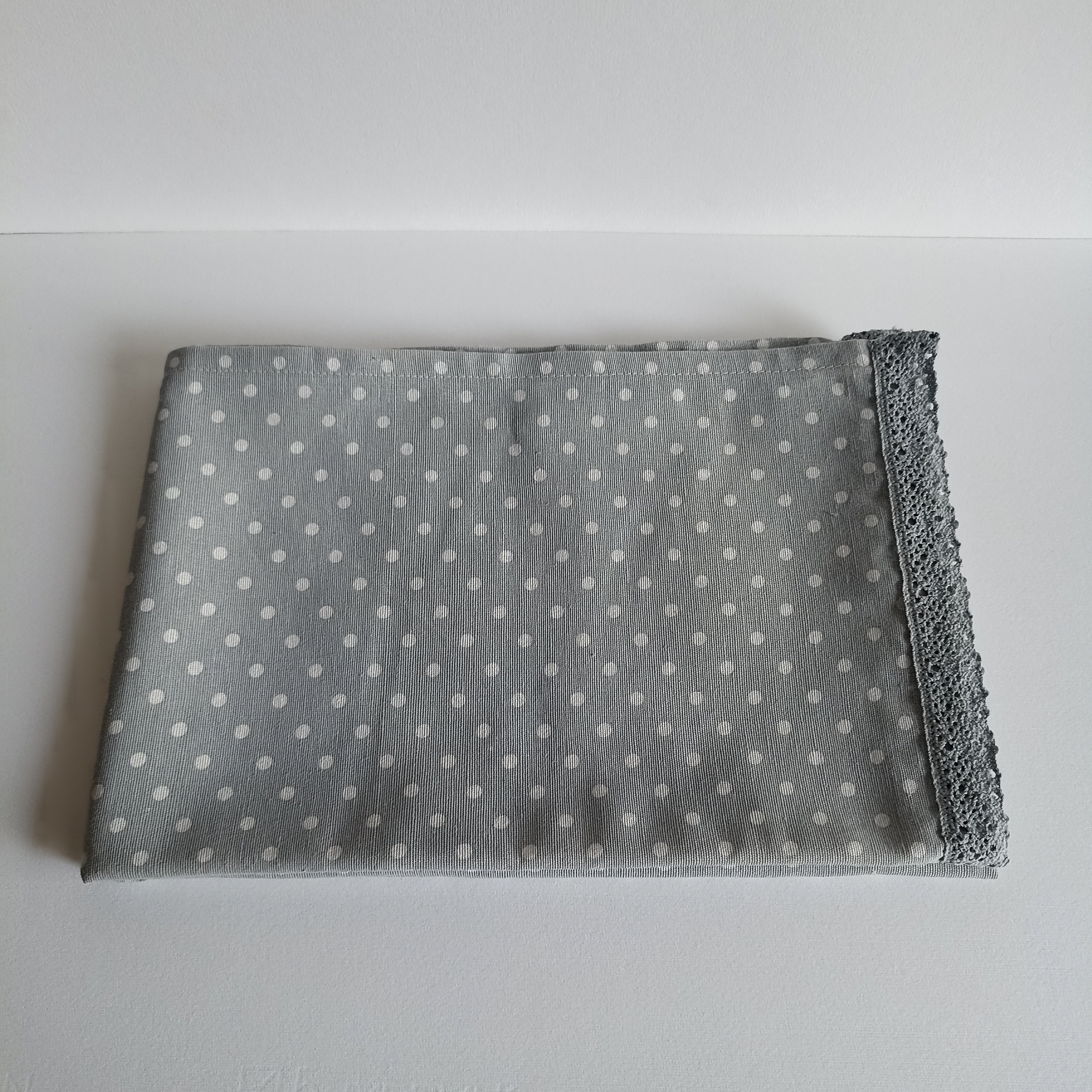 Runner grigio a pois con pizzo