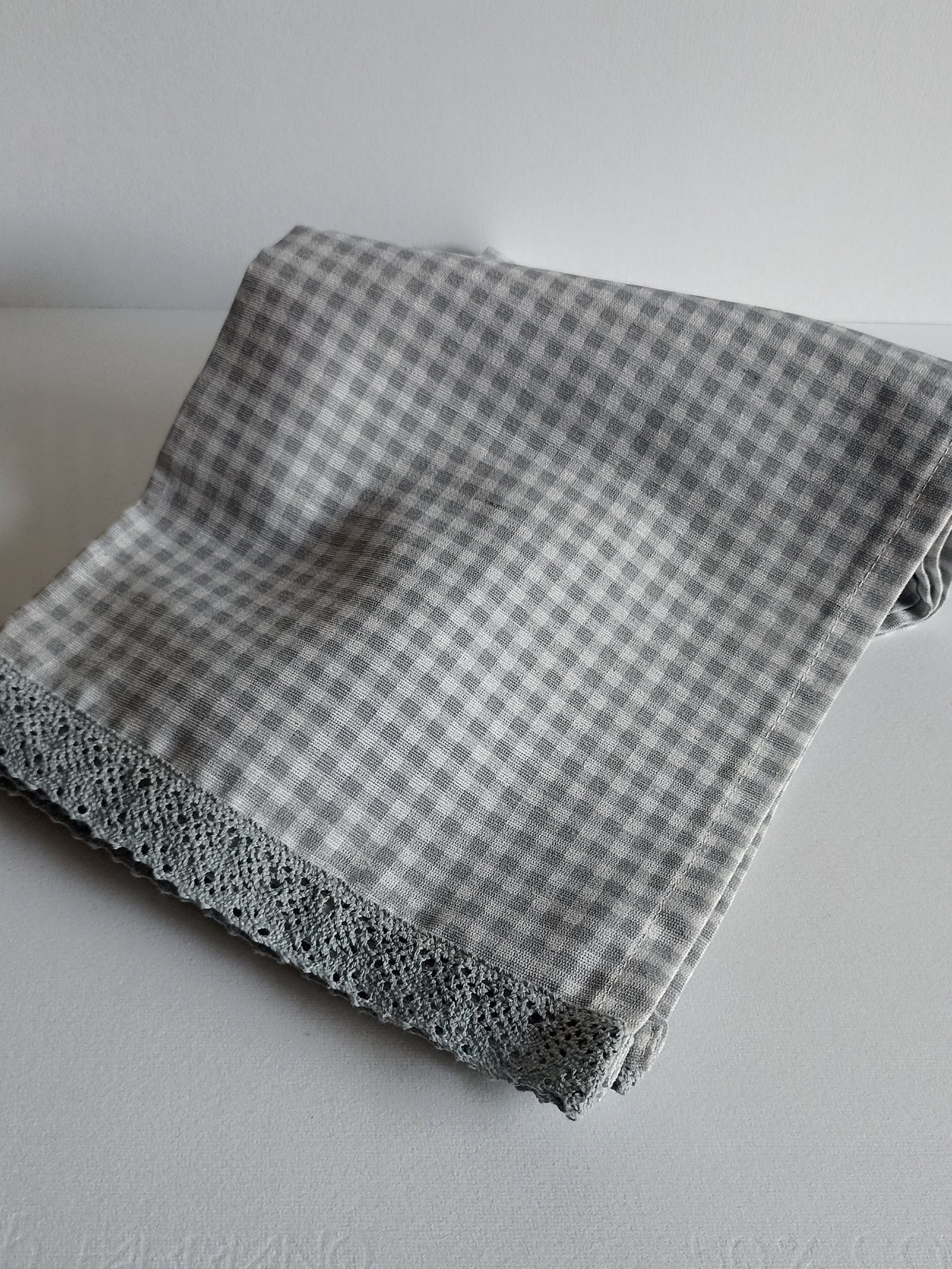 Runner grigio con pizzo