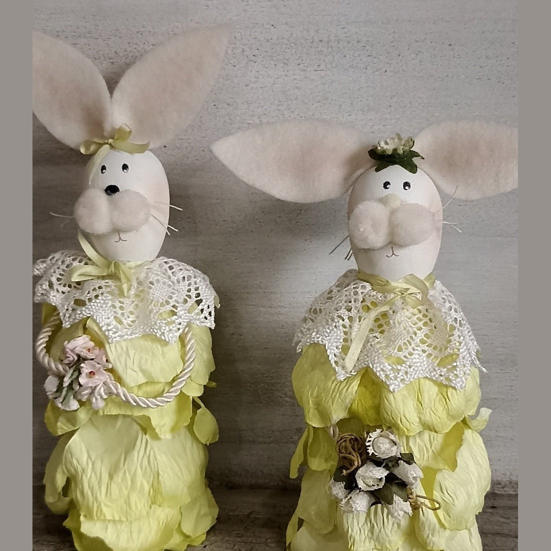 "Coppia coniglietti decorativi in stoffa abito verde colletto pizzo stile shabby chic idea regalo Pasqua"