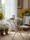 "Tavolino in ferro battuto bianco shabby chic pieghevole salvaspazio ambientato in soggiorno stile country chic"