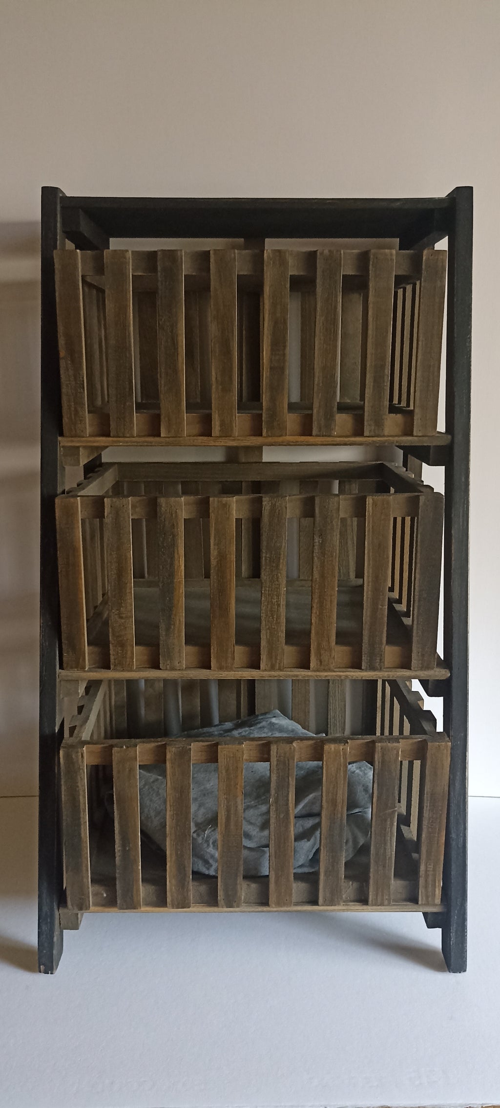 Cassettiera in legno svasata tre cassetti