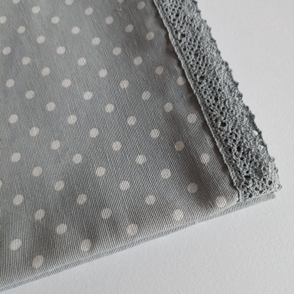 Runner grigio a pois con pizzo