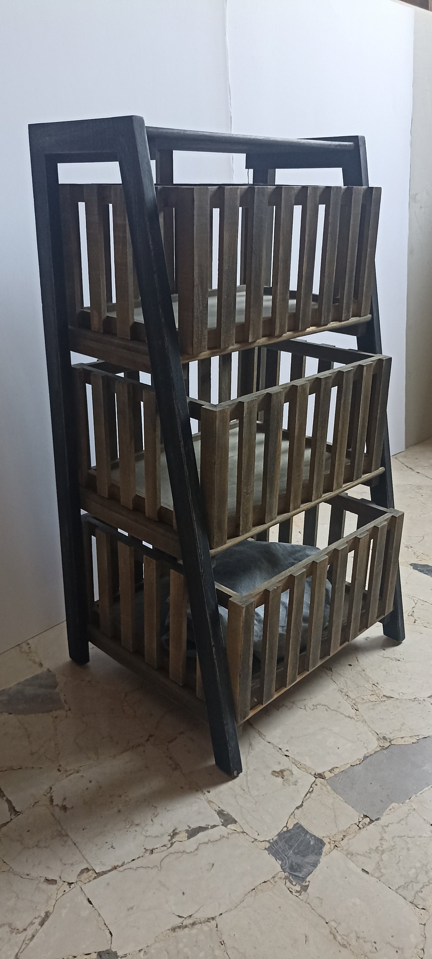 Cassettiera in legno svasata tre cassetti