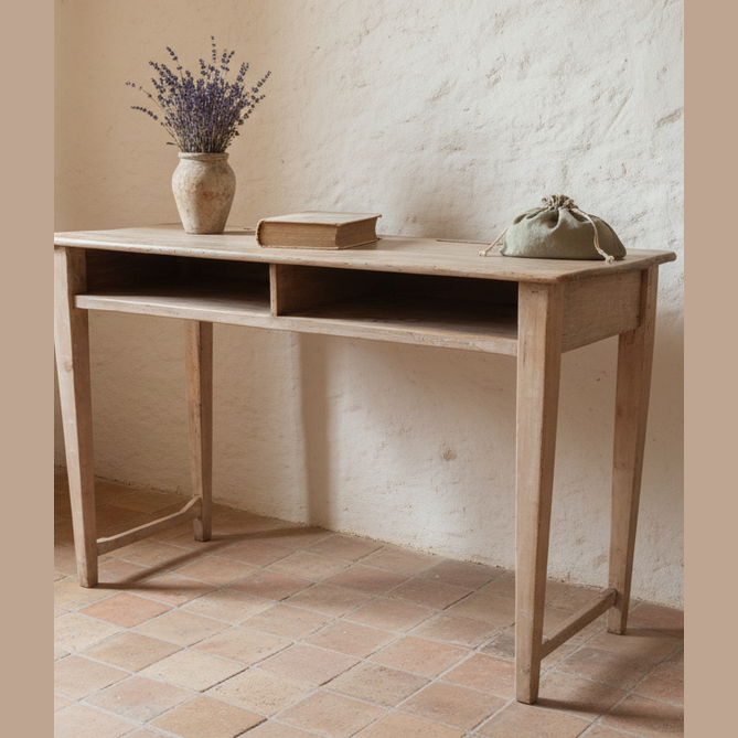  "Banco da scuola vintage restyling in legno – atmosfera provenzale con pietra, cotto e lavanda"