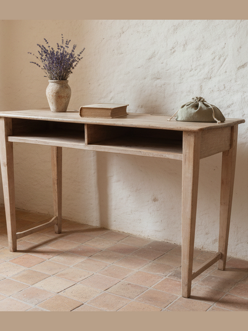  "Banco da scuola vintage restyling in legno – atmosfera provenzale con pietra, cotto e lavanda"