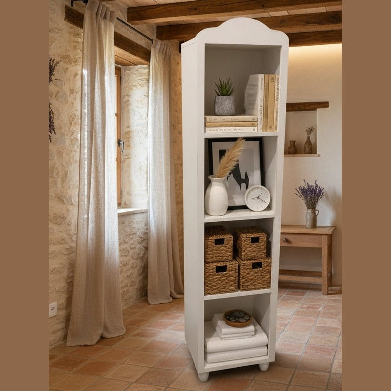 "Mobiletto a colonna shabby chic ambientato in interno provenzale"