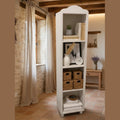 "Mobiletto a colonna shabby chic ambientato in interno provenzale"