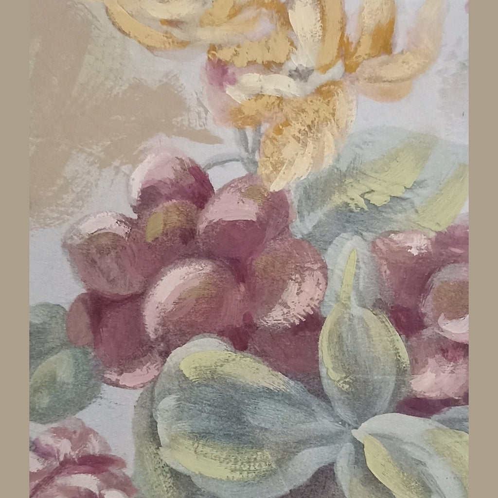 "Dettaglio quadro stampa su tela con pittura a mano rose rosa e fiori gialli in vaso bianco stile provenzale"