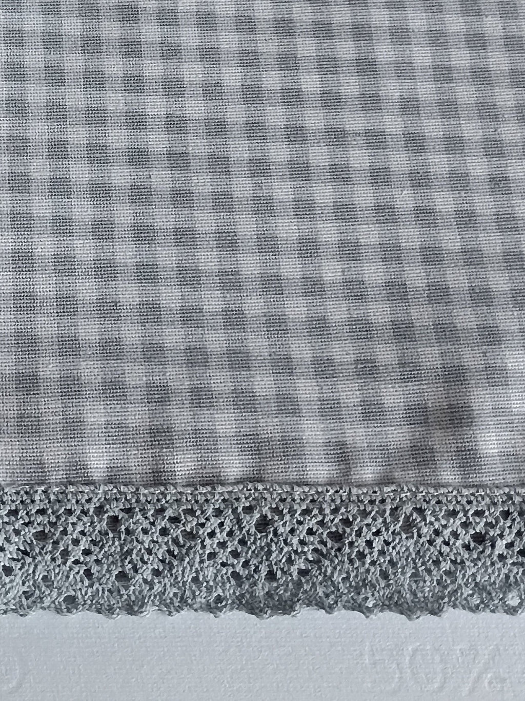 Runner grigio con pizzo