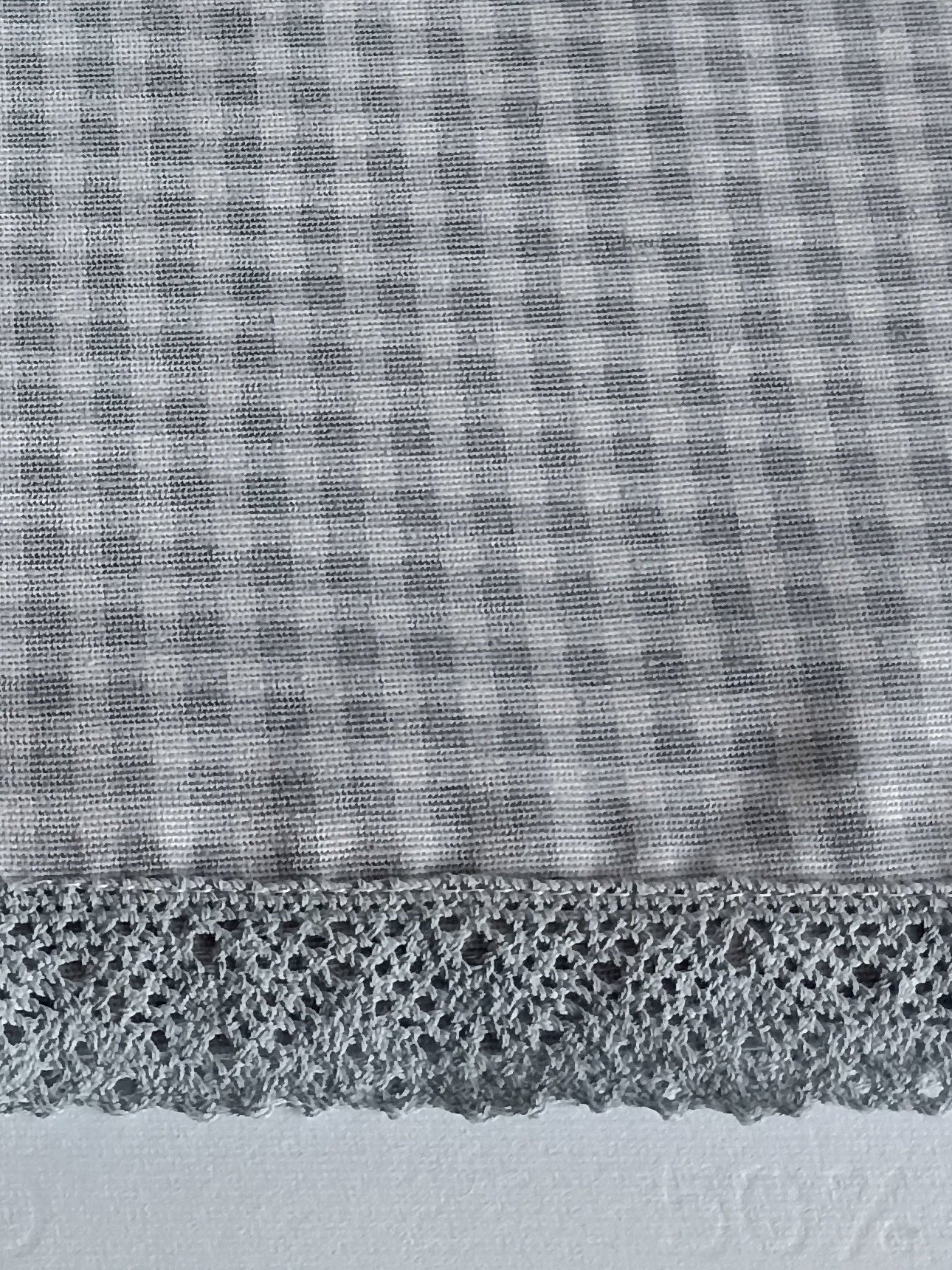 Runner grigio con pizzo