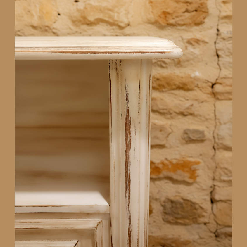 Dettaglio della colonna laterale del credenzino provenzale con finitura shabby chic invecchiata