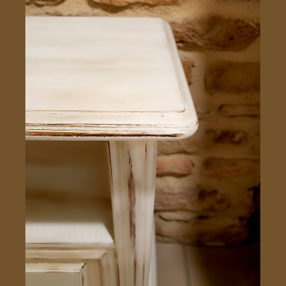 Dettaglio del piano superiore del credenzino provenzale shabby chic con effetto invecchiato