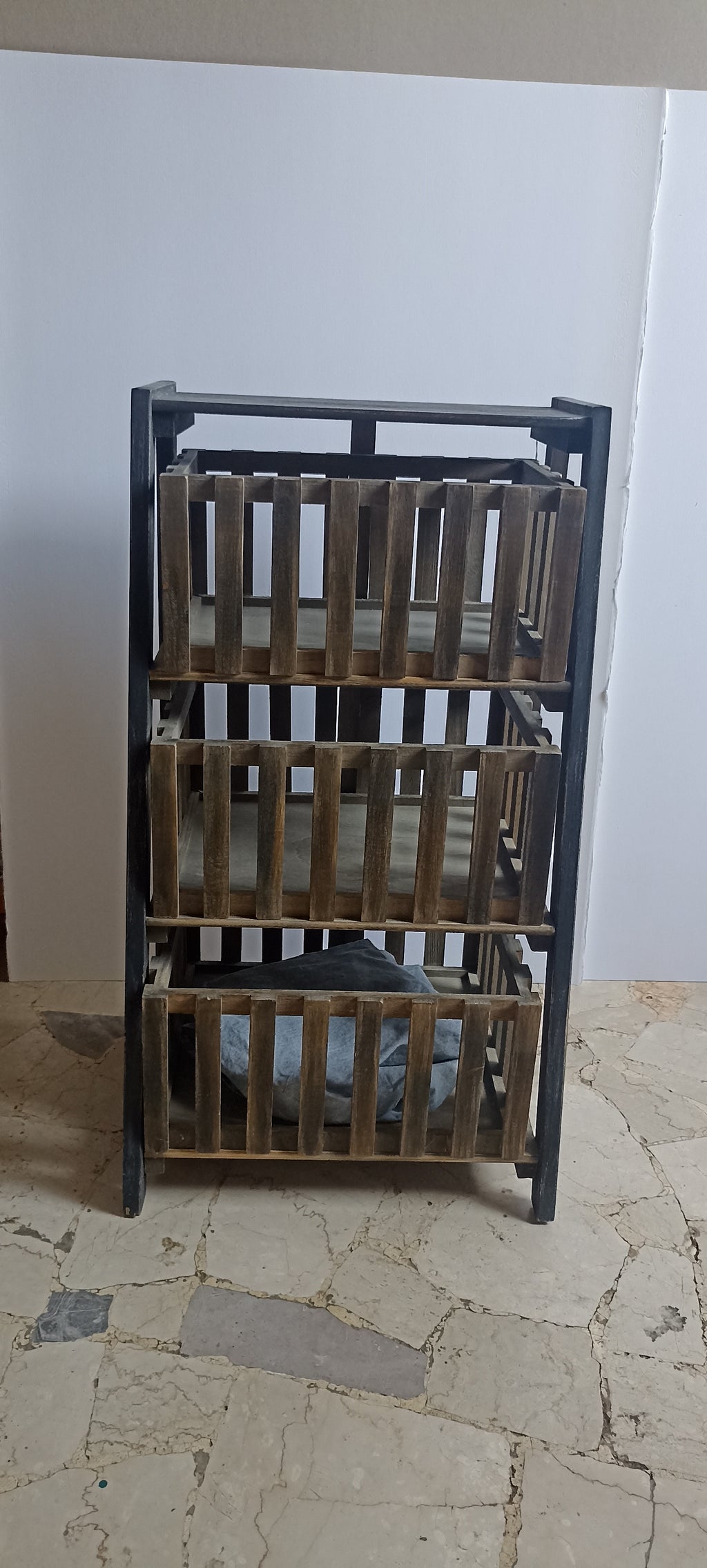 Cassettiera in legno svasata tre cassetti