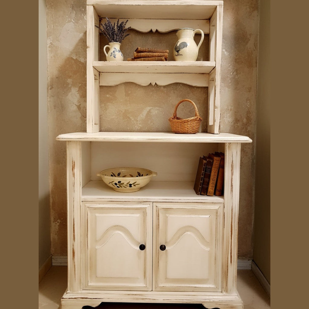 Credenzino provenzale shabby chic ambientato in cucina country con piatti e brocche in ceramica