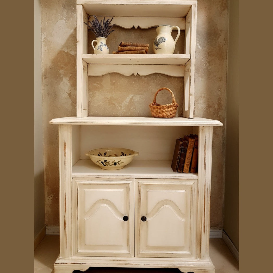 Credenzino provenzale shabby chic ambientato in cucina country con piatti e brocche in ceramica
