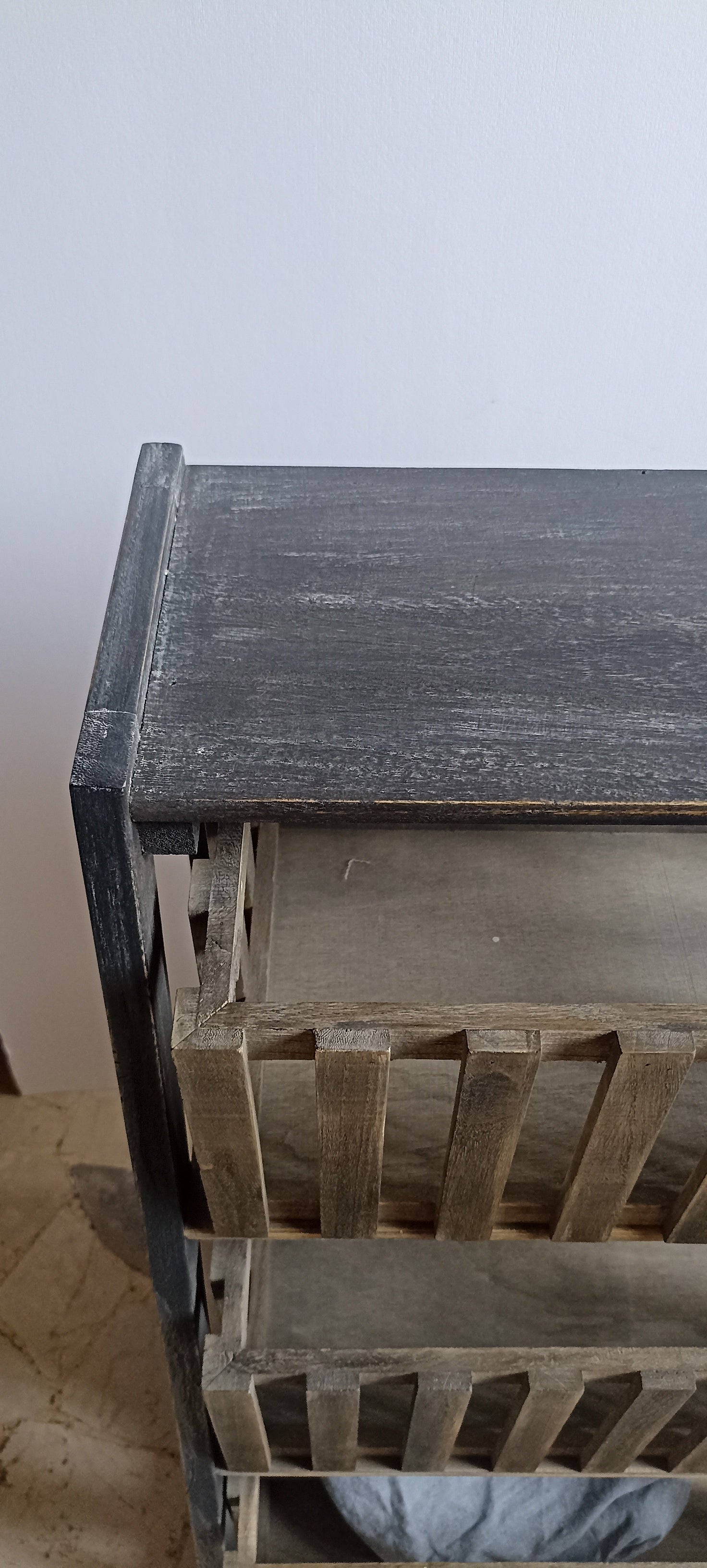 Cassettiera in legno svasata tre cassetti