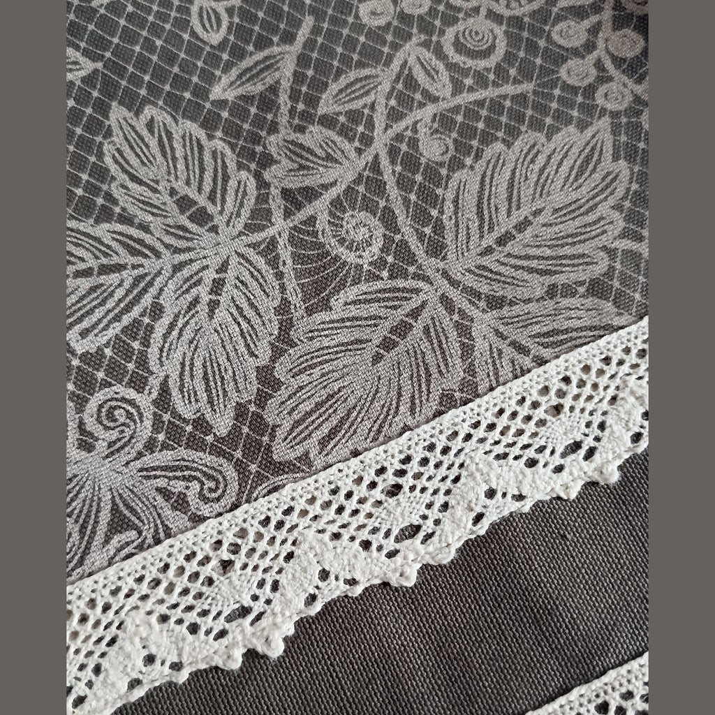 Runner grigio con pizzo